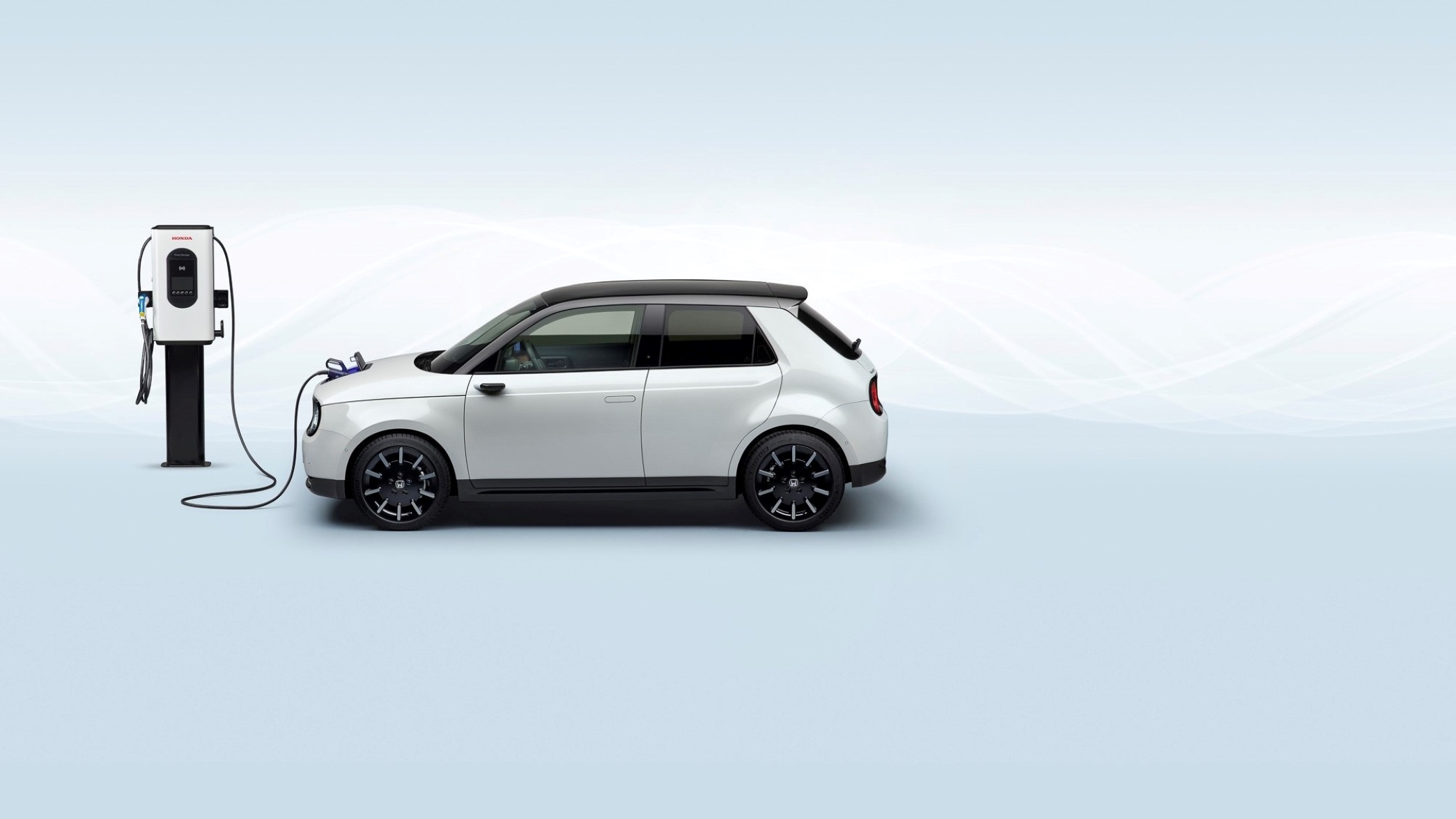bočný štúdiový záber na model Honda e pri nabíjaní