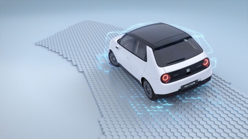Troj&scaron;tvrťov&yacute; z&aacute;ber zozadu na vozidlo Honda e v &scaron;t&uacute;diu