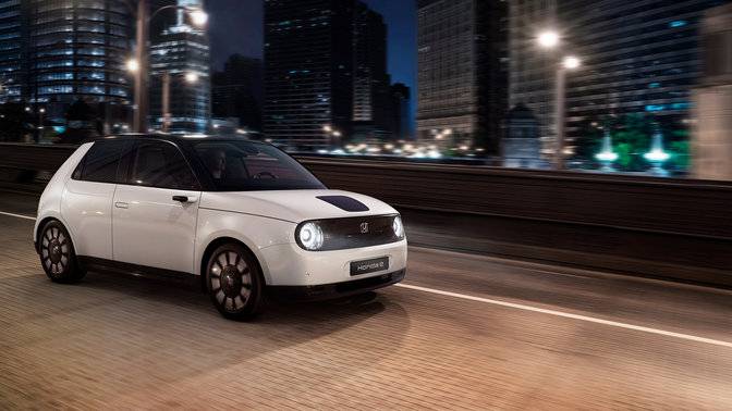 Honda e s&nbsp;mestom v&nbsp;pozad&iacute;