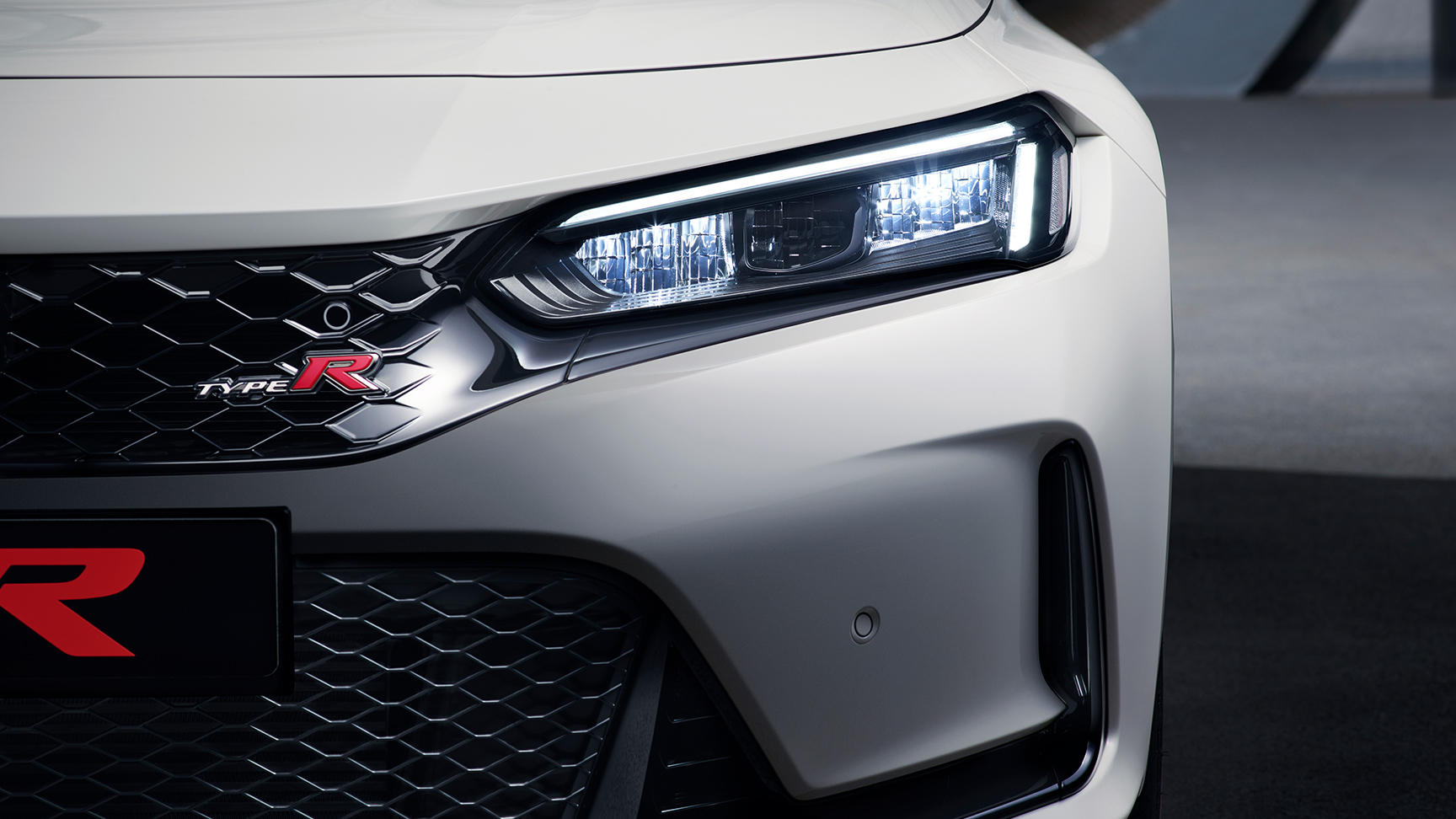 Detailný záber na svetlomet modelu Honda Civic Type R.