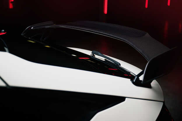 Detailný pohľad na karbónový spojler krídla. 