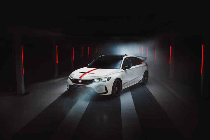 Pohľad na prednú časť vozidla Honda Civic Type R v tuneli. 