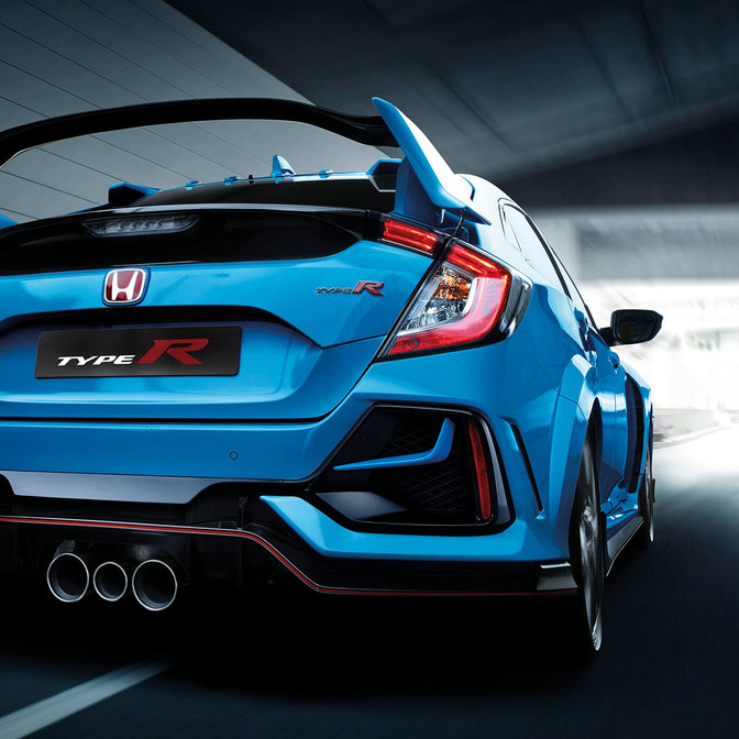 Zadn&yacute; troj&scaron;tvrťov&yacute; pohľad na model Honda Civic Type R vonku.