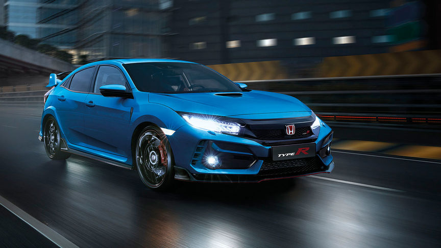 Predný trojštvrťový pohľad na model Honda Civic Type R GT na trati