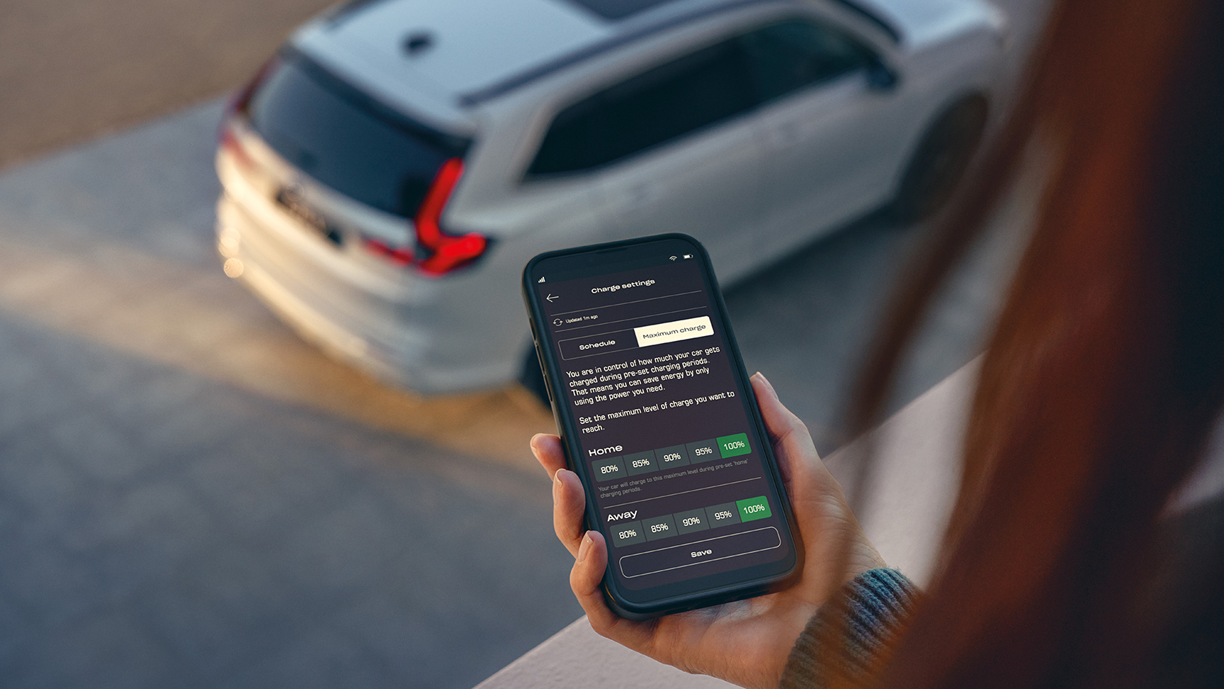 Detailný záber figuranta používajúceho aplikáciu My Honda+.