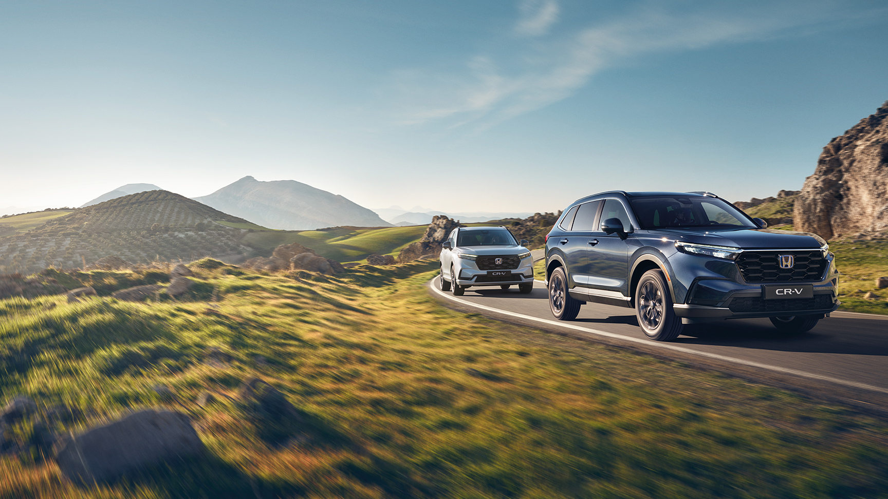 Trojštvrťový pohľad spredu na model Honda CR-V Hybrid v horách.