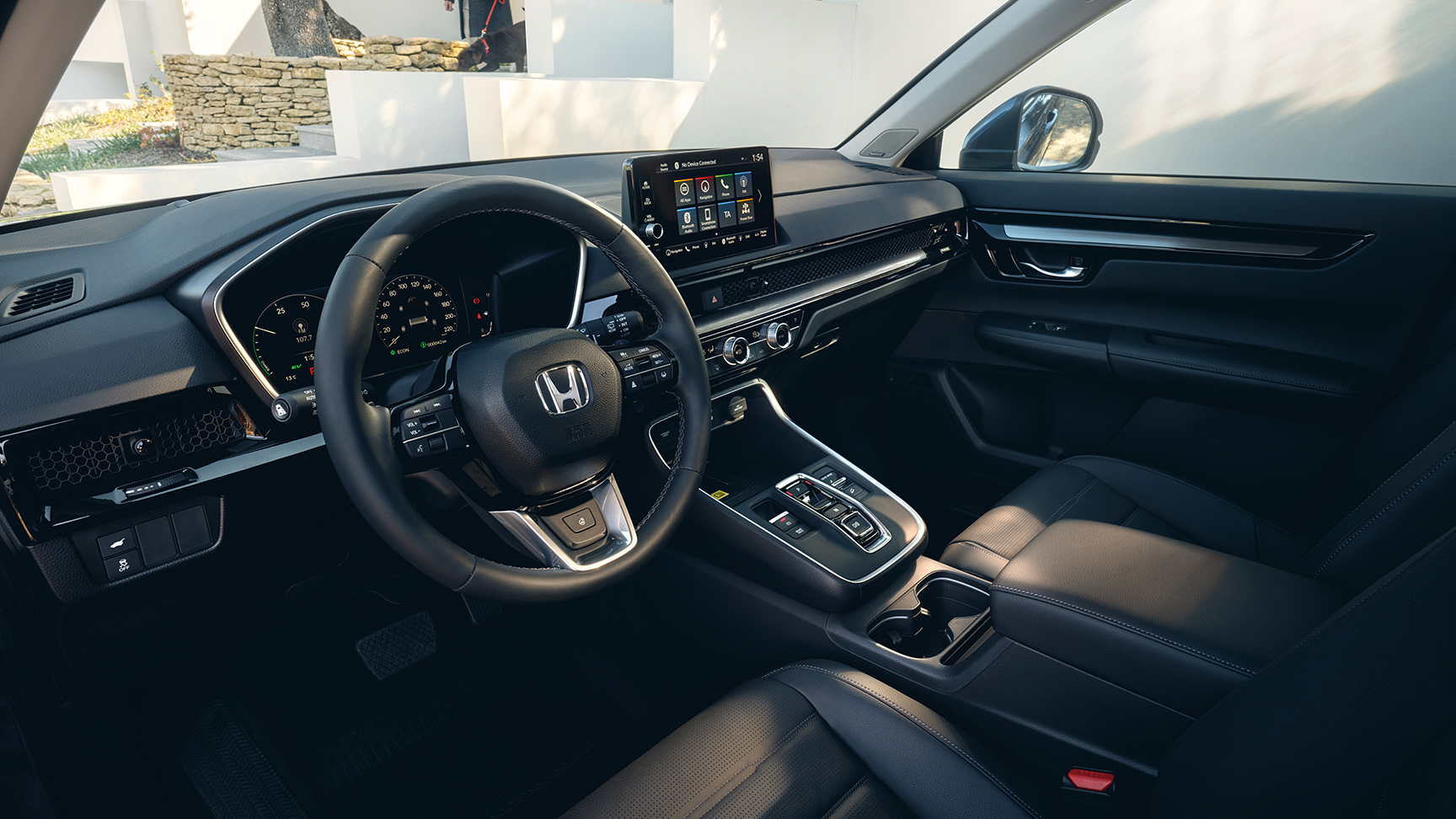 Trojštvrťový pohľad na interiér modelu Honda CR-V Hybrd SUV.