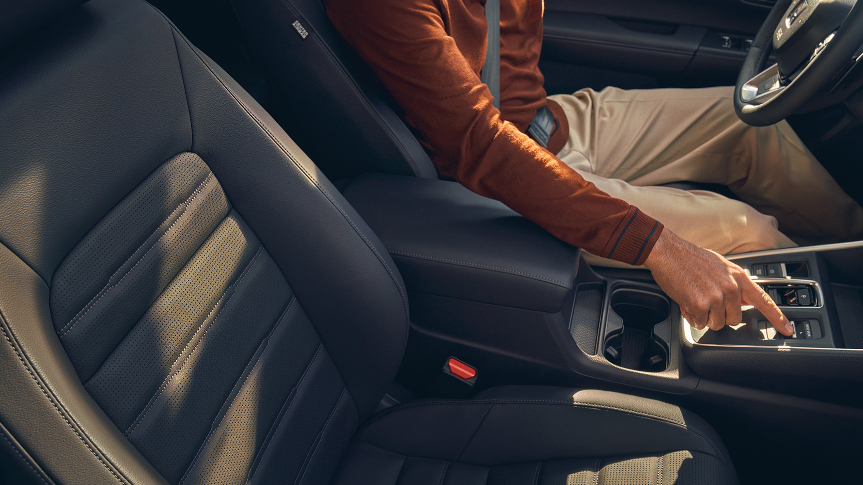 Detail vyhrievaných predných sedadiel a ovládanie vyhrievaných sedadiel.