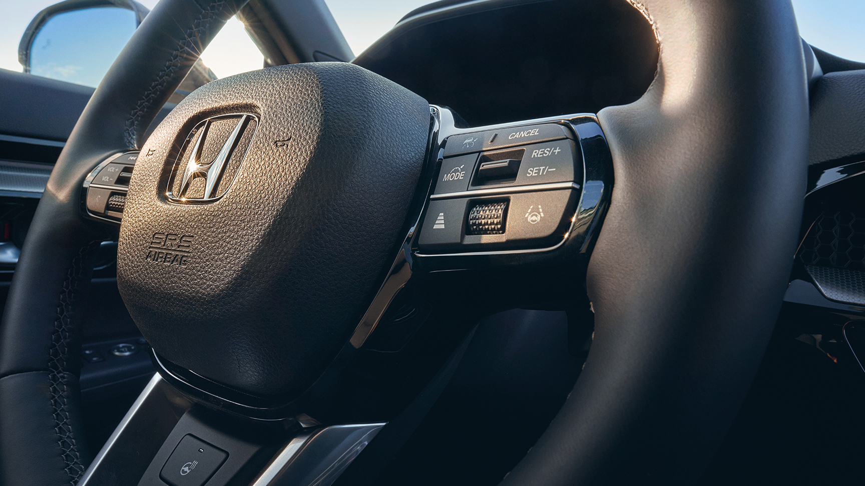 Detailný záber vyhrievaného koženého volantu vozidla Honda CR-V Hybrid.