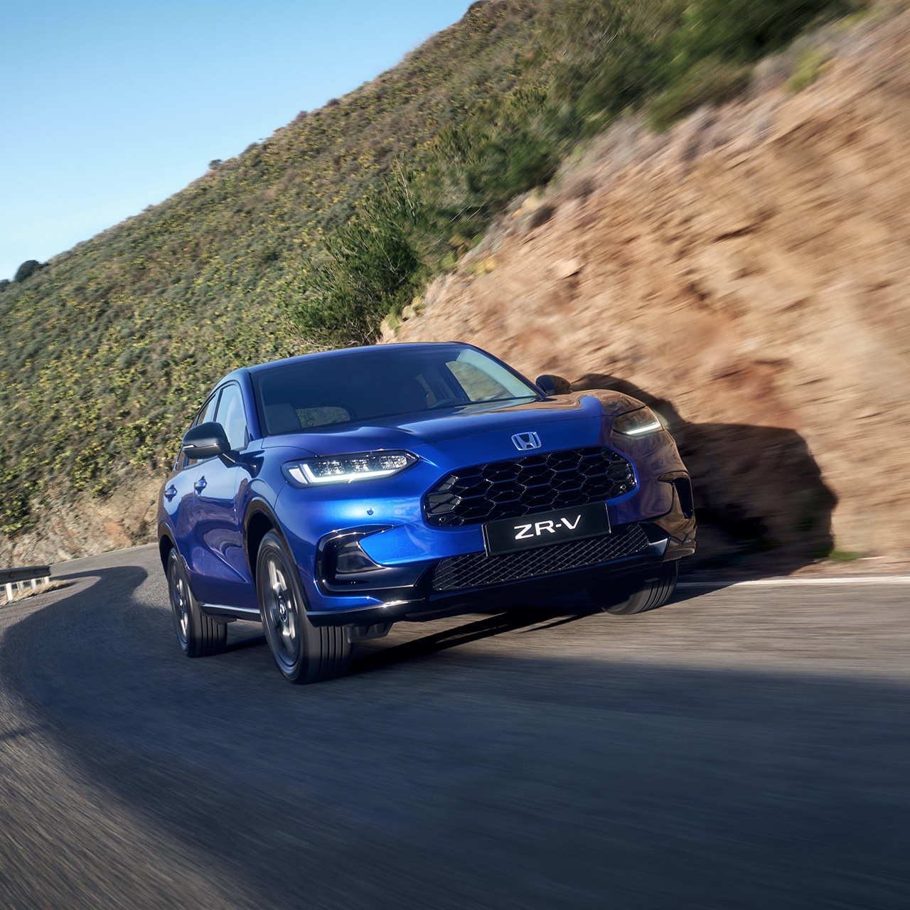 Model ZR-V Hybrid pri jazde po ceste v horách.
