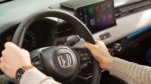 Detailný záber na ruky na volante vozidla Honda HR-V