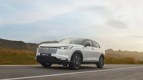 Trojštvrťový záber spredu na vozidlo Honda HR-V pri jazde po vidieku