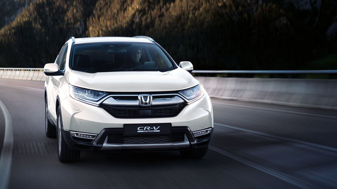 Pohľad spredu na model Honda CR-V jazdiaci v hor&aacute;ch.