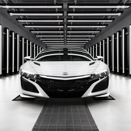 Pohľad spredu na model Honda NSX Hybrid zaparkovan&yacute; v gar&aacute;ži.