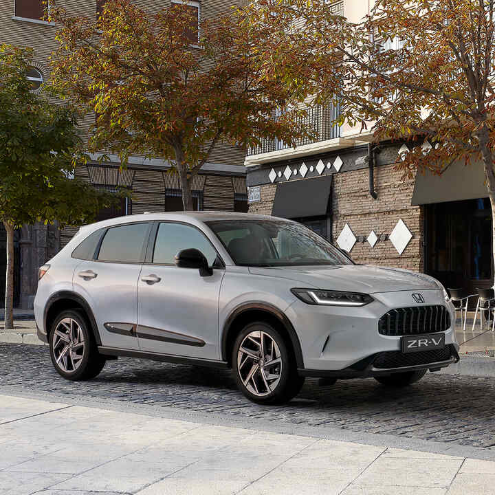 Trojštvrťový pohľad spredu na model Honda ZR-V s balíkom Premium Black v meste.