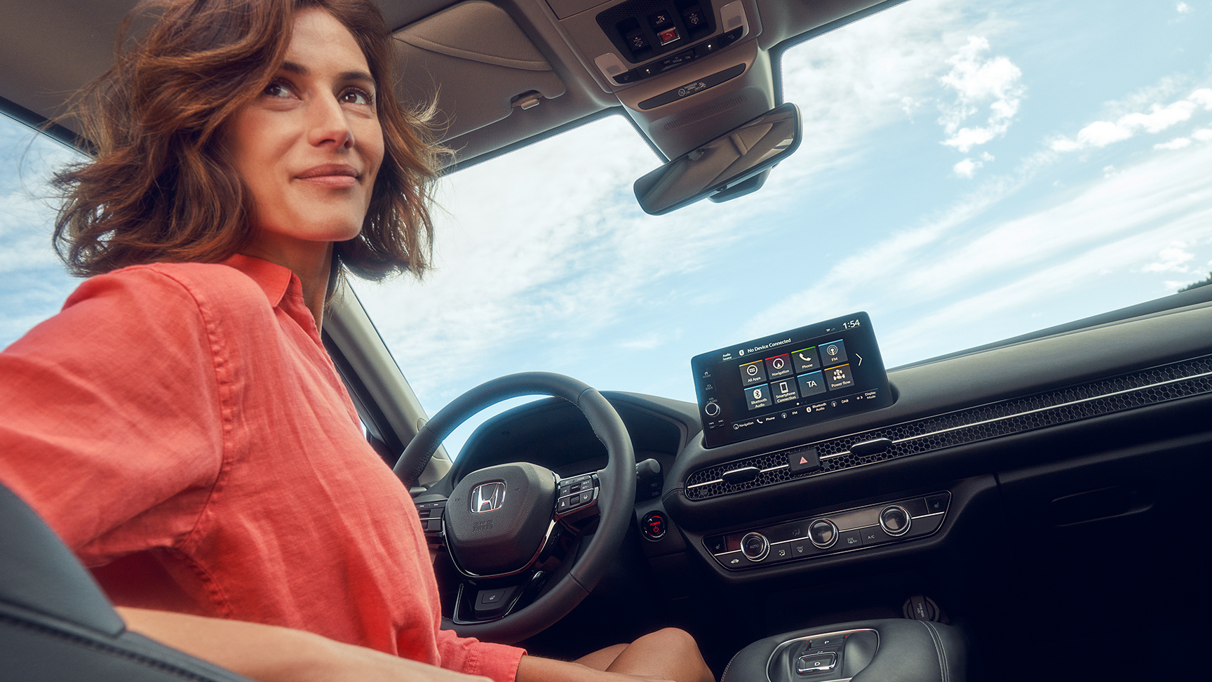 Žena na sedadle vodiča sa pozerá za seba