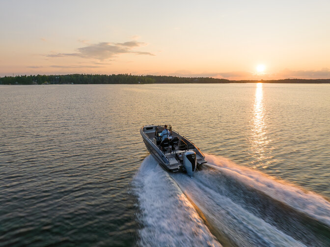 Letecký záber na loď pri plavbe po mori.