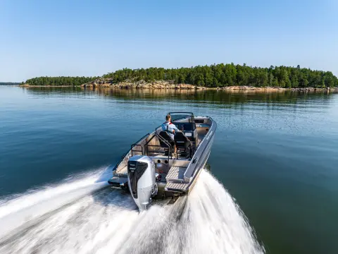 Figuranti v zadnej časti lode s motorom BF350 na mori.