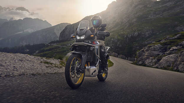 Statický trojštvrťový záber na model Dax 125 pri mori.