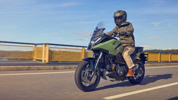 Statický záber zozadu na model Dax 125