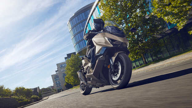 Statický trojštvrťový záber na model Dax 125 pri mori.