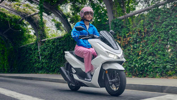 Detailný záber na pneumatiky modelu Dax 125