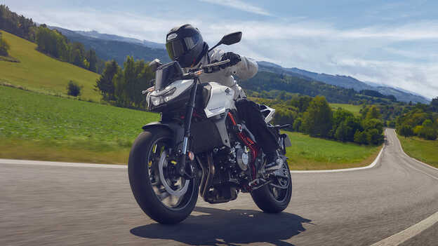 Statický záber zozadu na model Dax 125