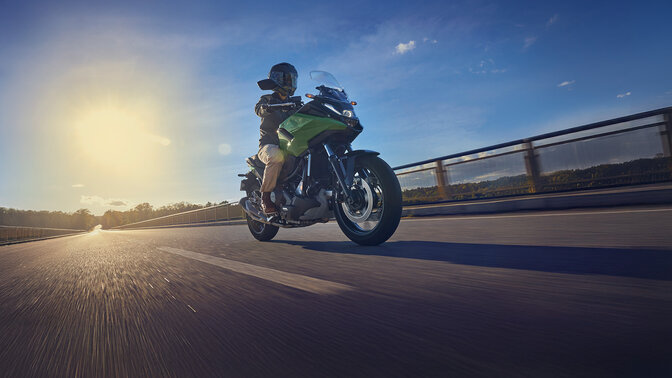 Figurant pri jazde na motocykli NC750X po ceste.