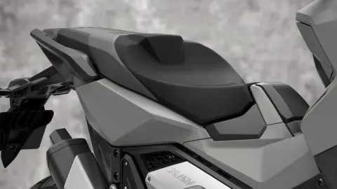 Detailný záber na sedadlo motocykla Honda X-ADV.