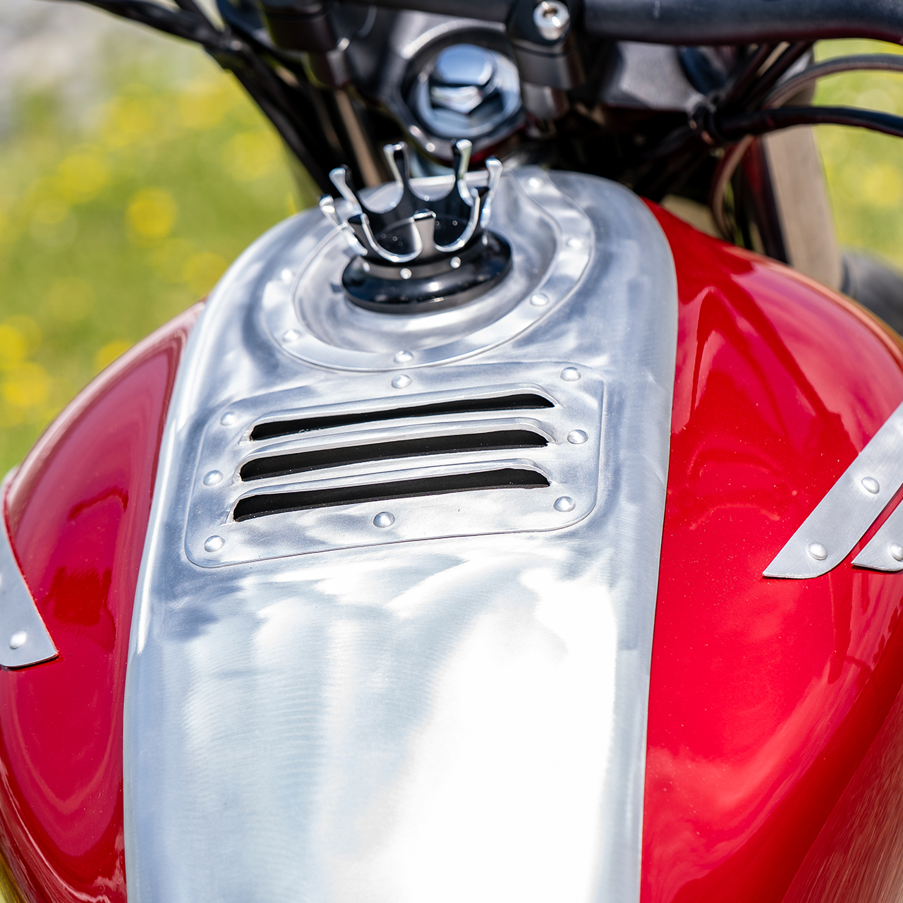 Detailný záber na prispôsobený motocykel GB350S Silver Bullet