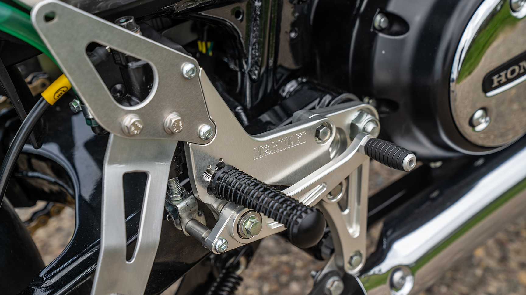 Palivová nádrž a svetlomet na mieru prispôsobeného motocykla GB350S Miranda