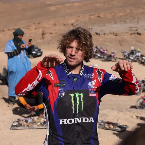 Experti HRC vysvetľujú skupine jazdcov. 