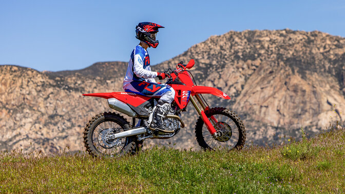 Honda CRF250R na motokrosovej trati pri skoku
