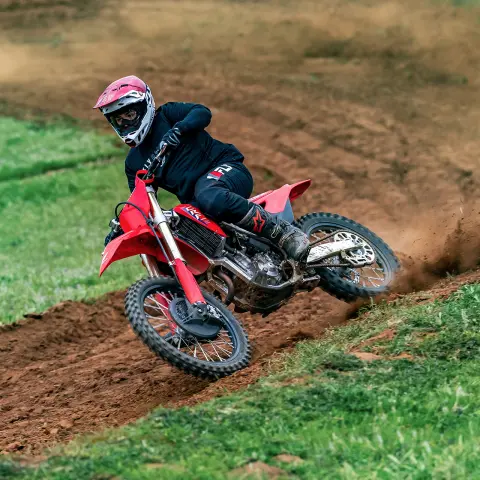 Honda CRF250R – dynamická snímka na trati s motokrosovým jazdcom
