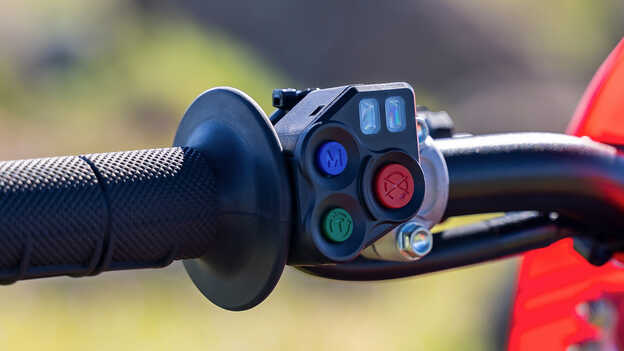 CRF250R – tlačidlo na výber z 3 režimov motora (EMSB)