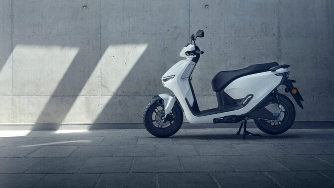 Motocykel Honda CUV e: zaparkovaný v garáži.