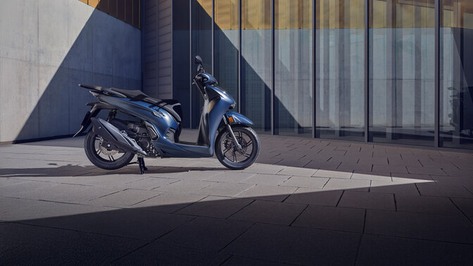 Pohľad z boku na model Honda 350i na nádvorí. 