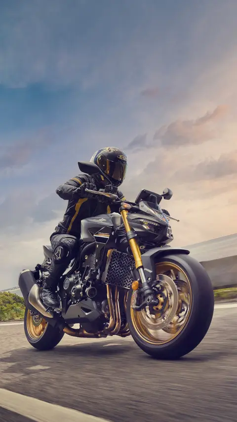 Muž pri jazde zákrutou na motocykli