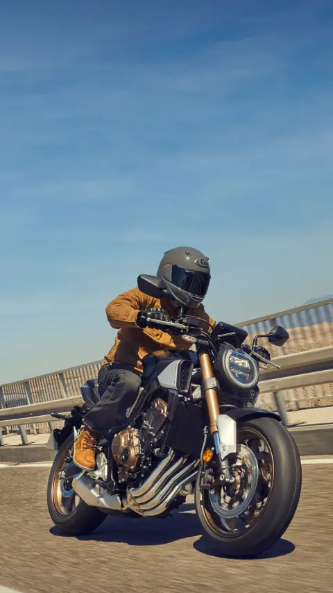 Honda CB650R pri jazde po moste