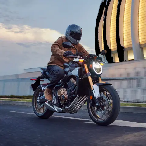 Honda CB650R na ceste v noci s novým svetlometom