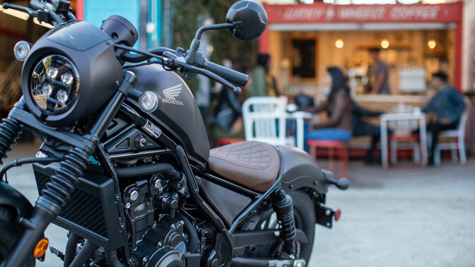 Trojštvrťový pohľad spredu na motocykel CMX500 Rebel