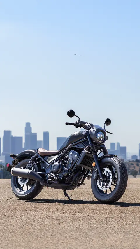 Trojštvrťový pohľad spredu na model CMX500 Rebel v meste