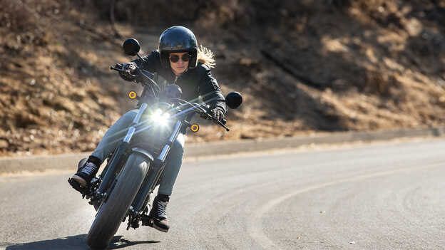 Snímka jazdca na modeli CMX500 Rebel.