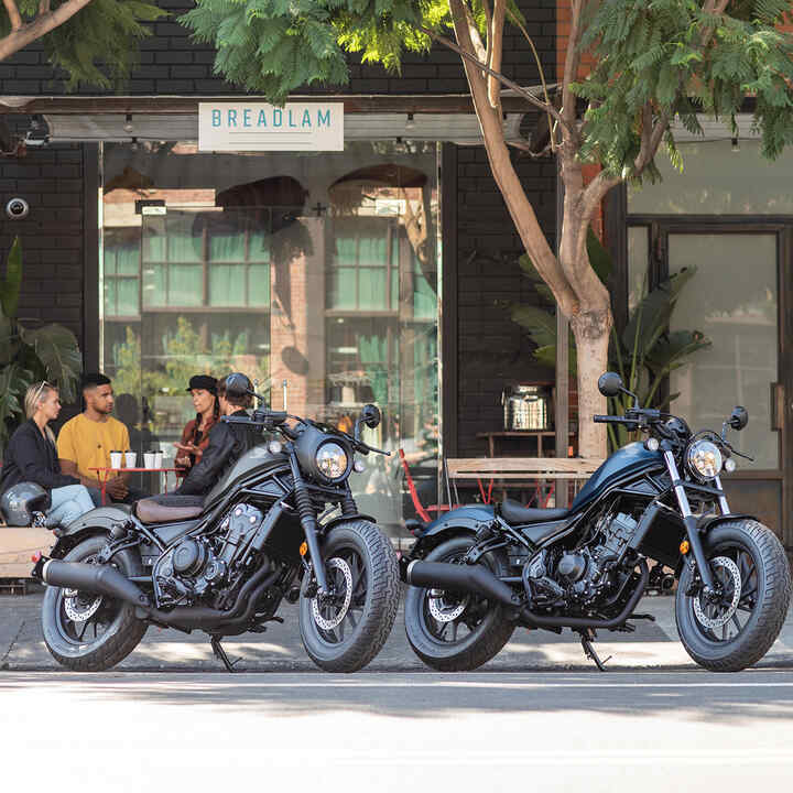 Pohľad zboku na model CMX500 Rebel pred kaviarňou.