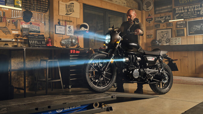 Trojštvrťový záber spredu na model GB350S s jazdcom pri práci na motocykli