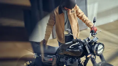 Trojštvrťový záber spredu na model GB350S s jazdcom pri kaviarni